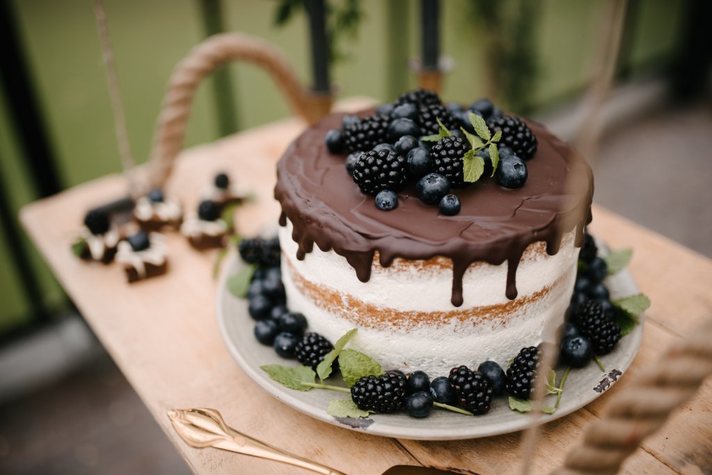 Naked cake met bosfruit